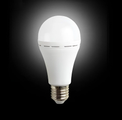 Noas 7W Şarjlı Led Ampul Beyaz Işık 6500 Kelvin 630 Lümen E27 Duy YL95-0711